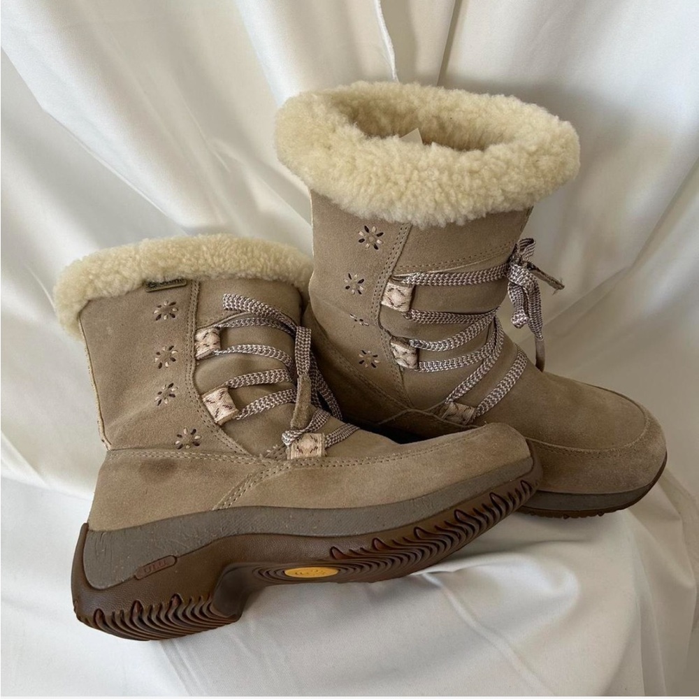 ULU Suluk Women's Waterproof Faux Fur Trim Leather Winter boots size 6. - Picture 9 of 11